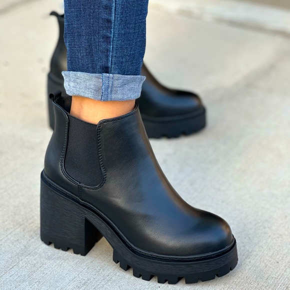 Black chunky lug sole platform pull on boot - Picture 3 of 5